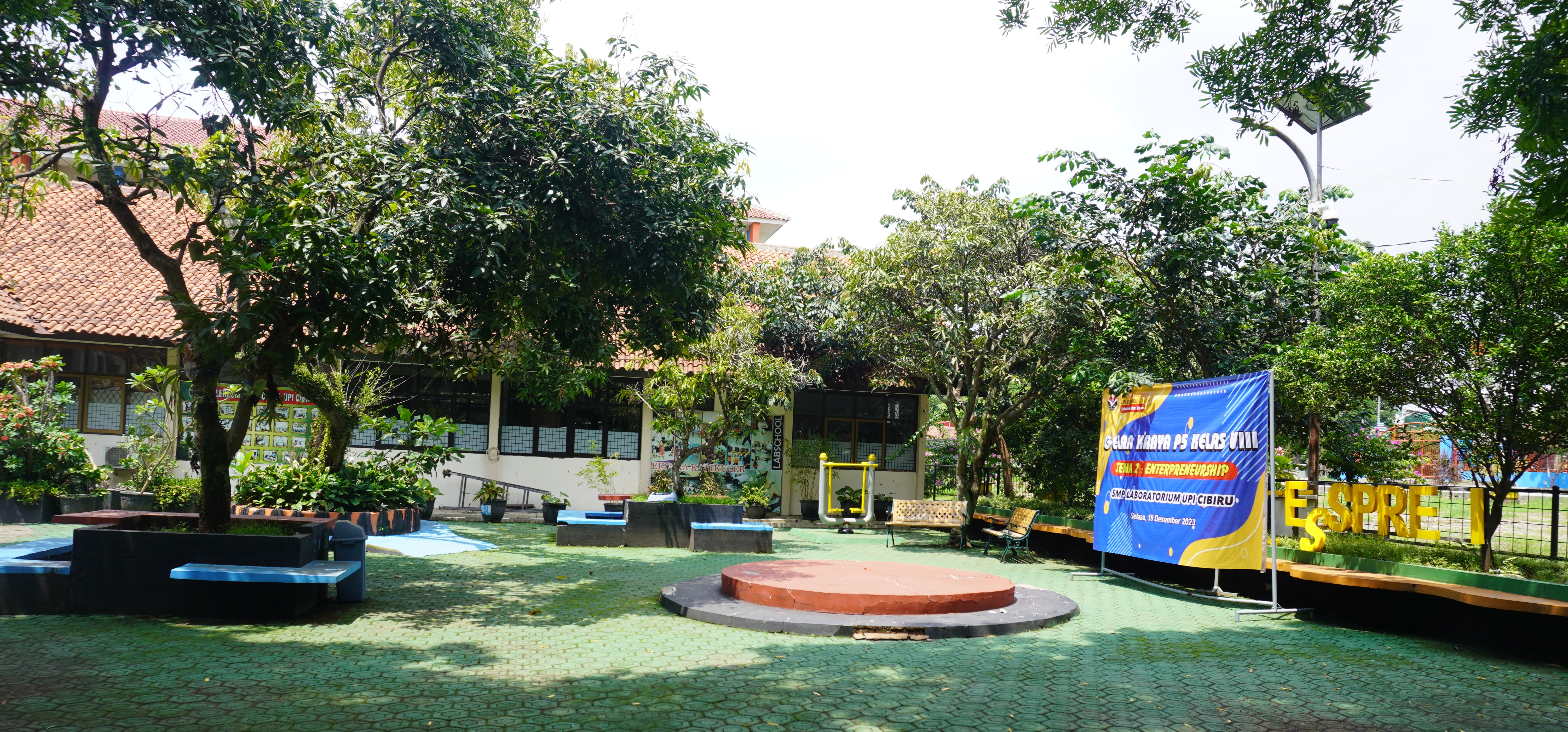 Taman Ekspresi - melatih kepercayaan diri siswa dan pembelajaran di luar ruangan